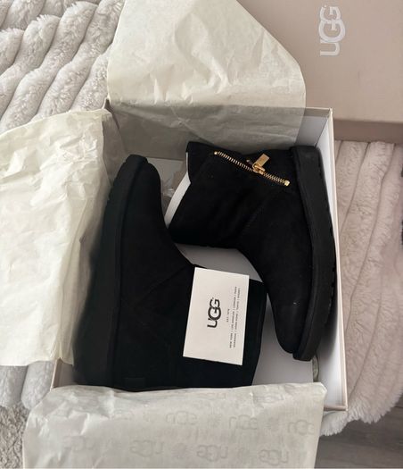 uggs Genuine brand new in their box never worn unwanted gift cost over 200 will sell for 110 euro
