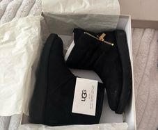 uggs Genuine brand new in their box never worn unwanted gift cost over 200 will sell for 110 euro