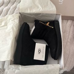 uggs Genuine brand new in their box never worn unwanted gift cost over 200 will sell for 110 euro