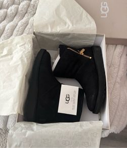 uggs Genuine brand new in their box never worn unwanted gift cost over 200 will sell for 110 euro