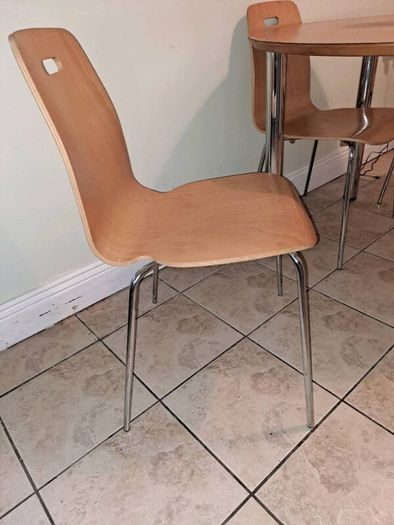 Lovely Kitchen table and 4 matching chairs