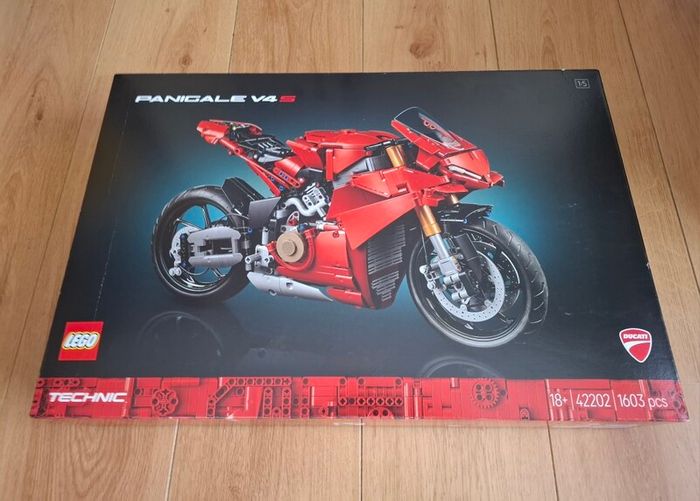 LEGO Technic 42202 Ducati Panigale V4 S