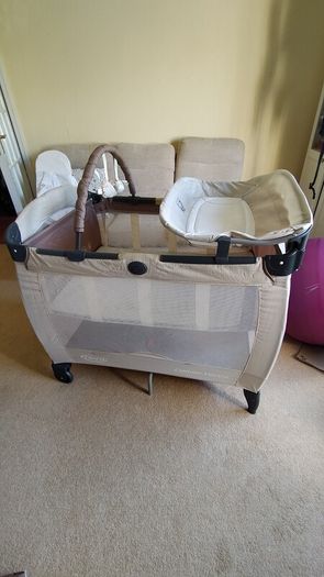 Travel cot with bassinet