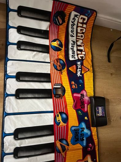 Gigantic keyboard playmat music works perfectly