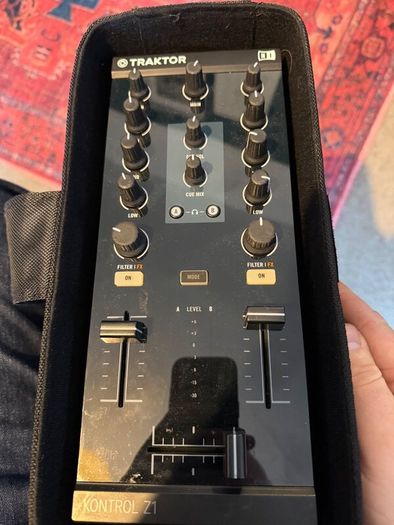 Native Instruments Z1 DJ Mixer- Traktor