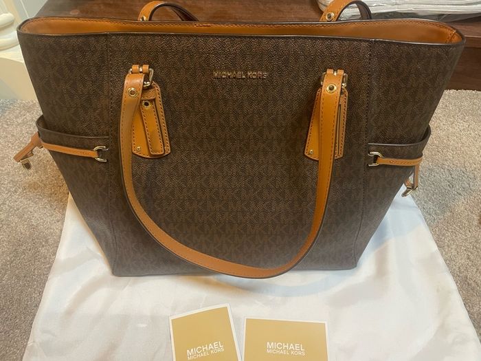 Michael Michael Kors/ Voyager Medium Logo Tote Bag