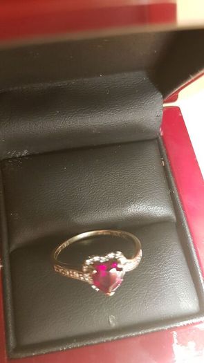 9 ct  gold ring Rubies and diamonds