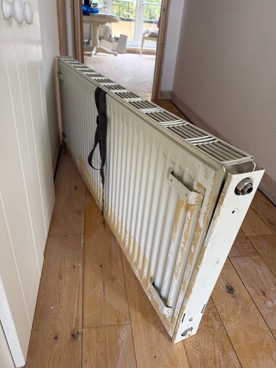 130cm white radiator with brackets