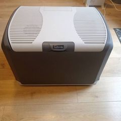 Halfords 40 litre coolbox mains and 12v