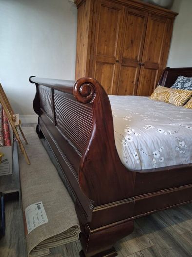 Superking Mahogany Sleigh Bed w/2 matching lockers