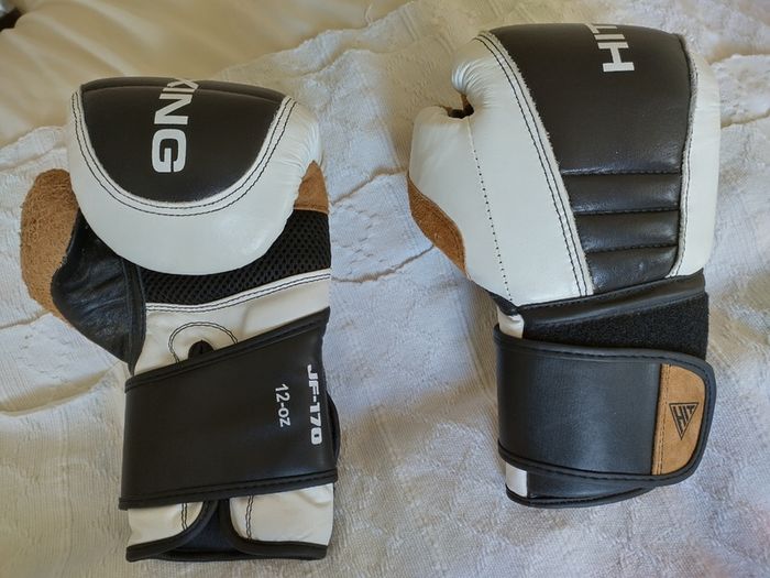 'Hit boxing' free standing punch bag and gloves