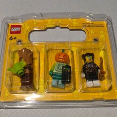 Lego minifigures and accessories