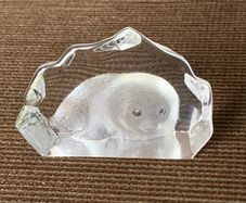Small art glass sculpture of a seal by Mats Johansson from Sweden