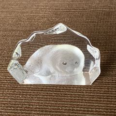 Small art glass sculpture of a seal by Mats Johansson from Sweden