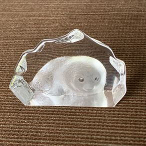 Small art glass sculpture of a seal by Mats Johansson from Sweden