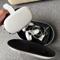 Meta/Oculus Quest 2 VR Headset (With Controllers)