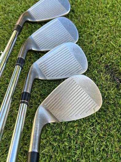 Full set of golf Taylormade clubs