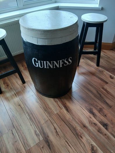 Guinness barrel table with 4 matching stools