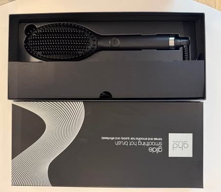 ALMOST NEW GHD Glide Smoothing Hot Brush