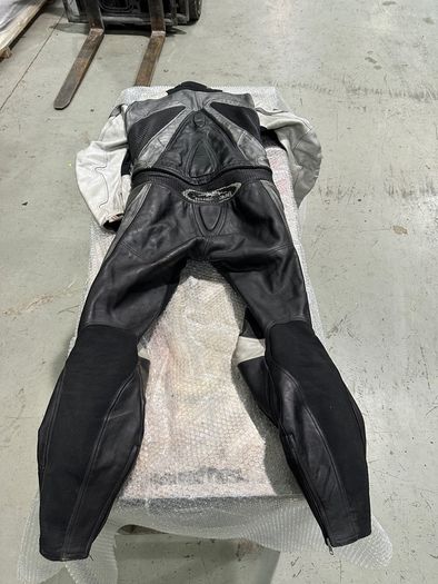 Kushitani two piece leathers size Euro 52