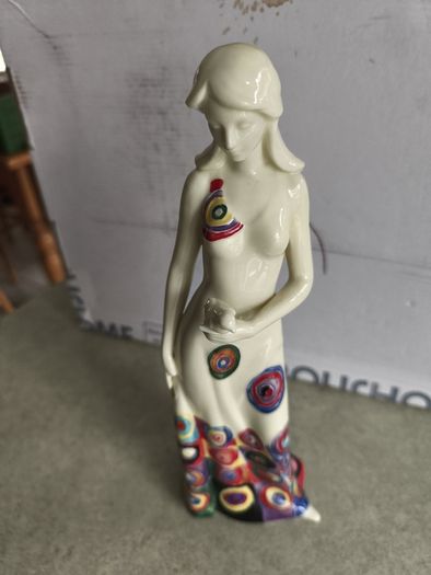 Benaya by innovation porcelain lady with bird signed 2006 floral figurine. have procken finger show photo No. 2 and 4.