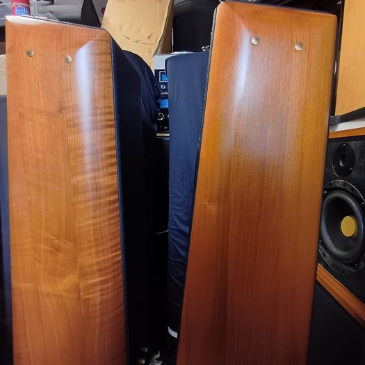 Hi End Audiophile Quality  Sonus Faber Grand Piano Domus Speakers - Gorgeous Hand Made in Italy  Stunning Real leather and piano Teak