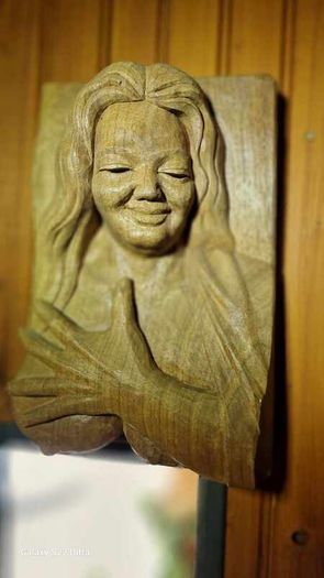 Sculptures, portraits made of wood.