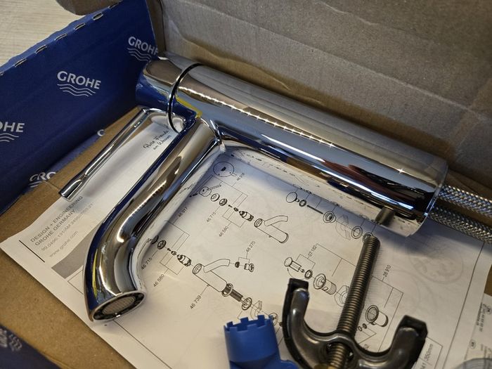 GROHE Essence New Basin Mixer Chrome 23590001