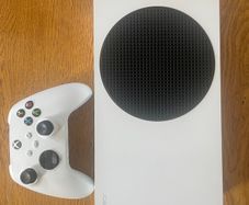 Xbox Series S 512GB with controller
