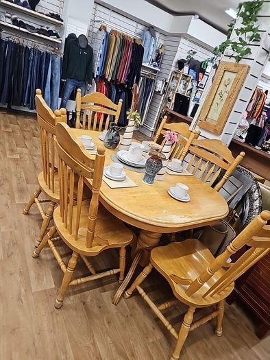pine table +6 chairs - extendable to seat 8 .