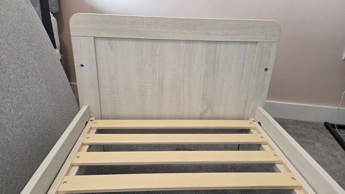 Mamas & Papas Atlas Convertible Cot/Bed & change table/dresser set - Nimbus White