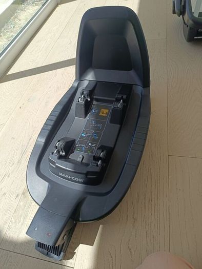 Maxi Cosi Newborn and Toddler car seat.