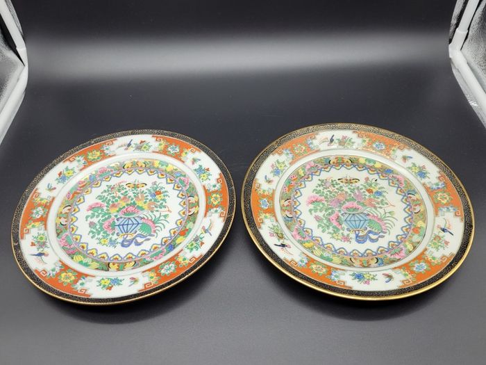 Chinese Early 20th century hand painted plates Famille Rose Pair