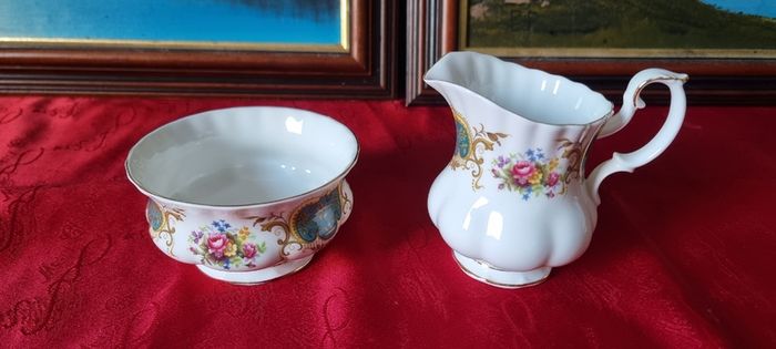 22 Piece Royal Albert Berkeley Bone China Gold Gilt Tea Set With Large Tea Pot For 6 Person Setting Made In England
