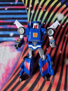 Transformers WFC Kingdom Tracks. Deluxe class Action Figure