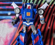 Transformers WFC Kingdom Tracks. Deluxe class Action Figure