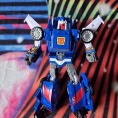 Transformers WFC Kingdom Tracks. Deluxe class Action Figure