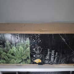 chrismas tree 6 feet . Great condition