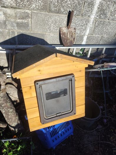 Wooden pet/ dog kennel with flap