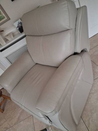 Harvey Norman Cream Italian Leather Almost New Recliner