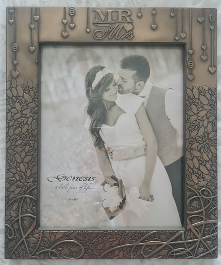Genesis Mr& Mrs Frame