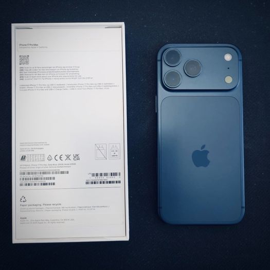 iPhone 17 Pro Max and carbon cover PITAKA and PITAKA MagSafe Phone Grip