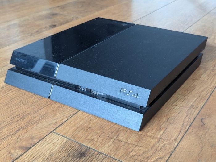 PlayStation 4 + 2 Controllers + 9 Games