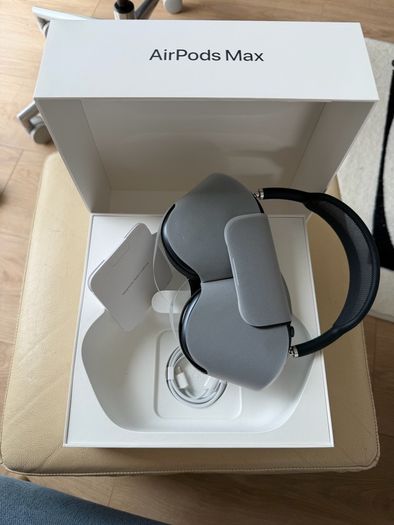 PRICE DROP AirPods Max with Smart Case Midnight USB-C