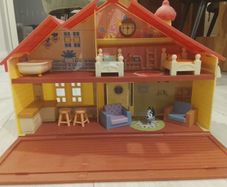 Bluey house and accessories
