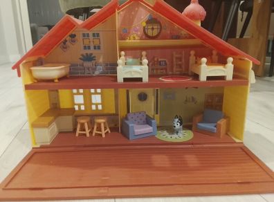 Bluey house and accessories