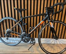 Giant Contend SL 2 Road Bike Excellent Condition