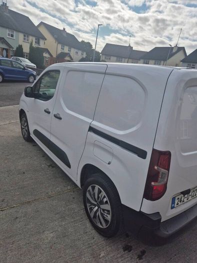 Peugeot Partner 2024, 1.5L. Low mileage km's.