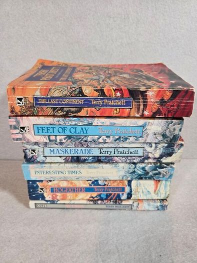 Terry Pratchett paperbacks x6