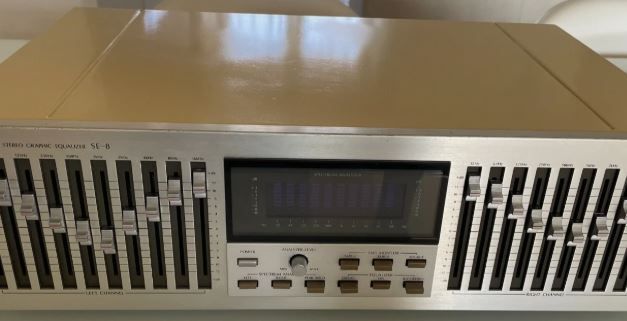 From 1981 Stereo Graphic 10 bands Equalizer SANSUI SE-8, full working order.